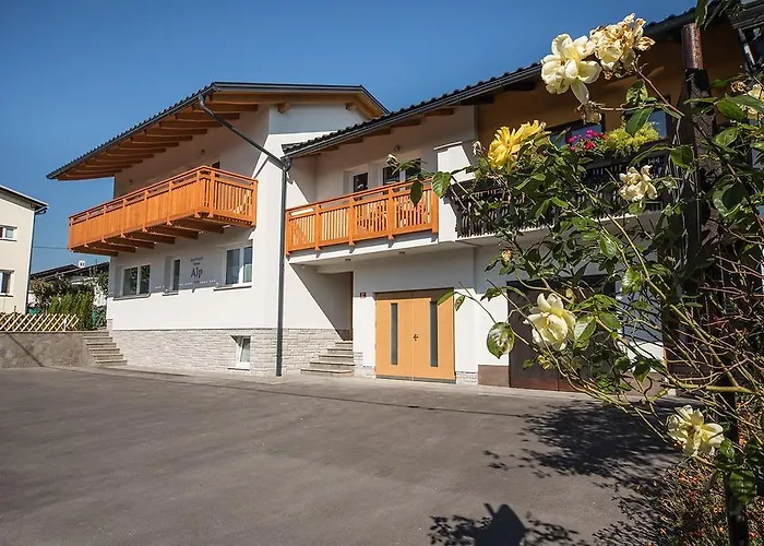 House Alp アパート *